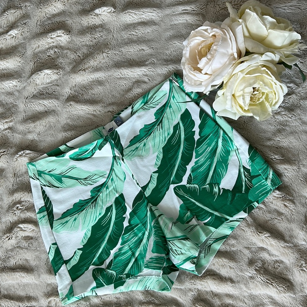 Old Navy Green  White Leaves Shorts Comfortable Stretch Material Size 6